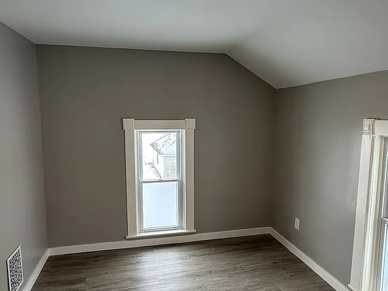 276 E Chicago Blvd — Photo 15
