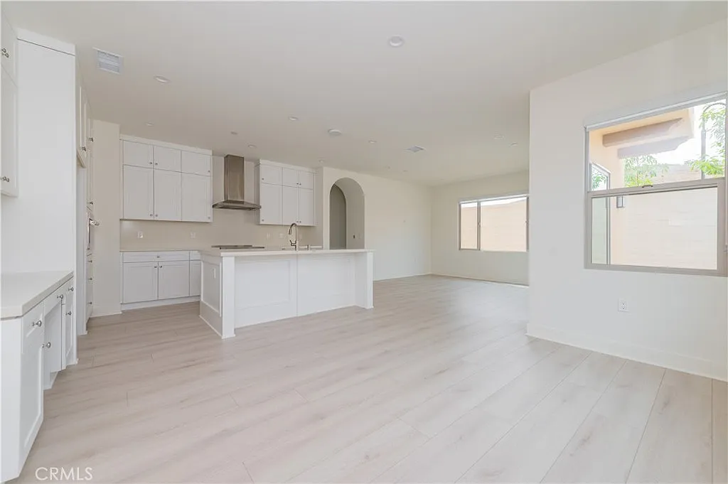 3 bed, 2.5 bath, 1752 sqft, $6,200 — Photo 2