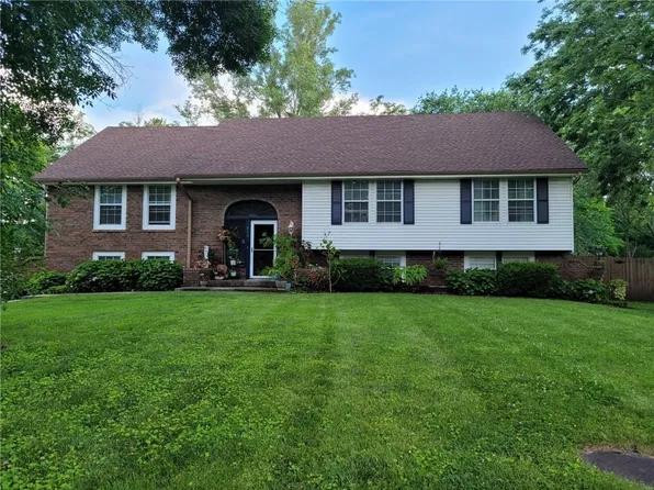 600 NE Sunny Creek Ln, Blue Springs, MO 64014