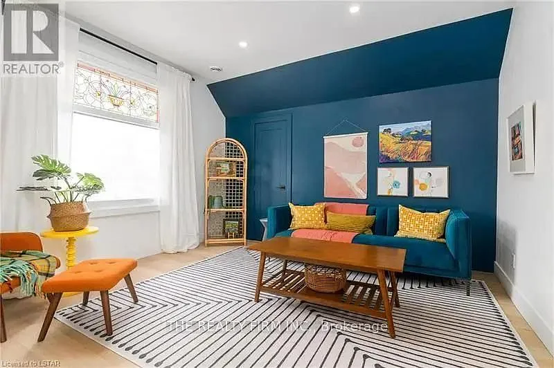 304 Oxford St E #3