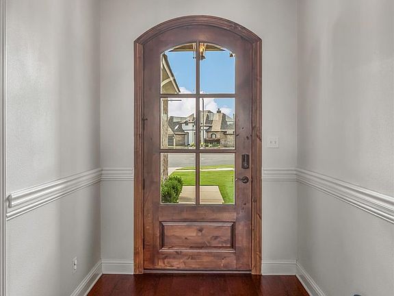 2nd image of 218 Roanoke Cir