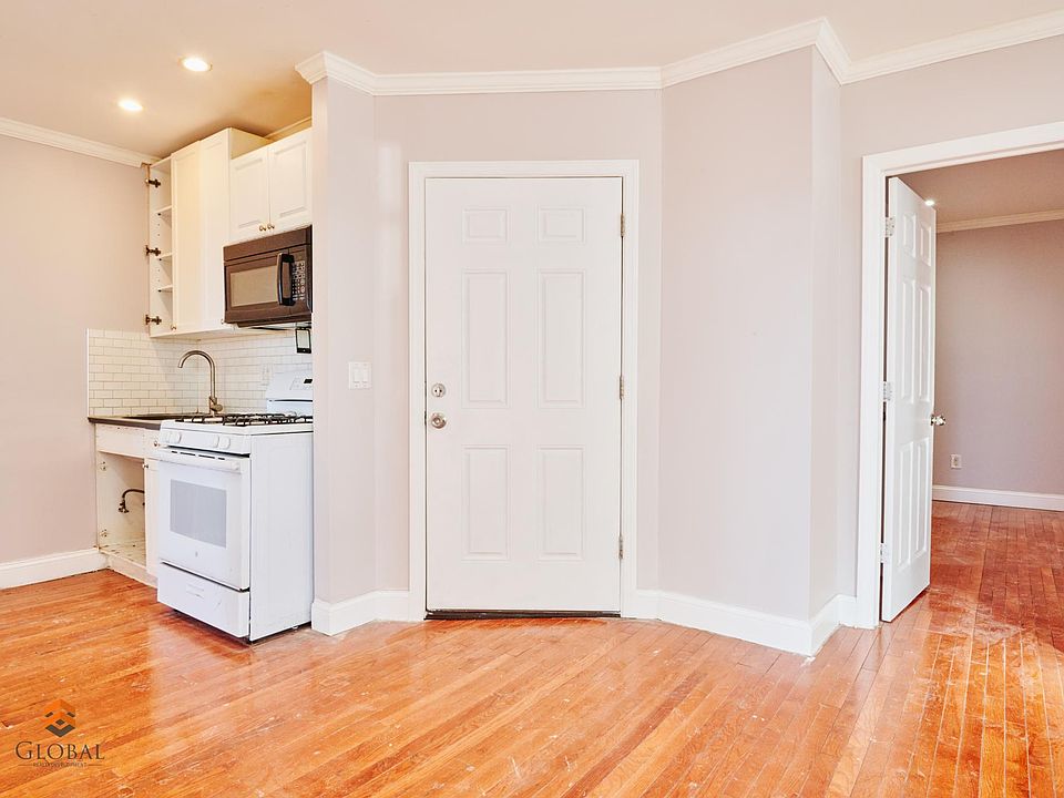 1st image of 900 E 213th St #2R