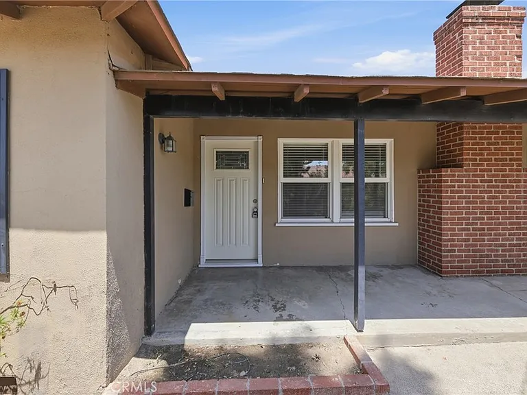 1415 E Walnut Ave — Photo 2