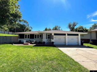 8037 Manderson Cir, Omaha, NE 68134