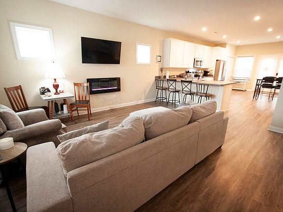 5th image of 825 Warfield Pl