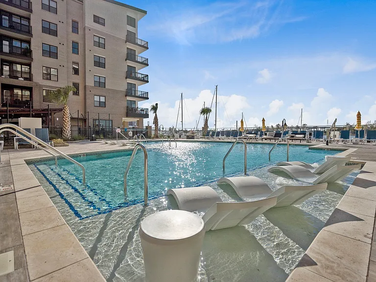 Pier 33 Apartments — Photo 6