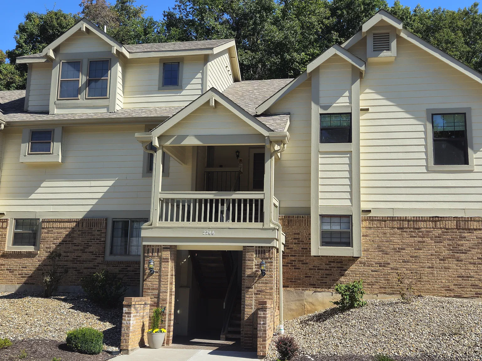 2 bed, 978 sqft, $1,695 — Photo 1