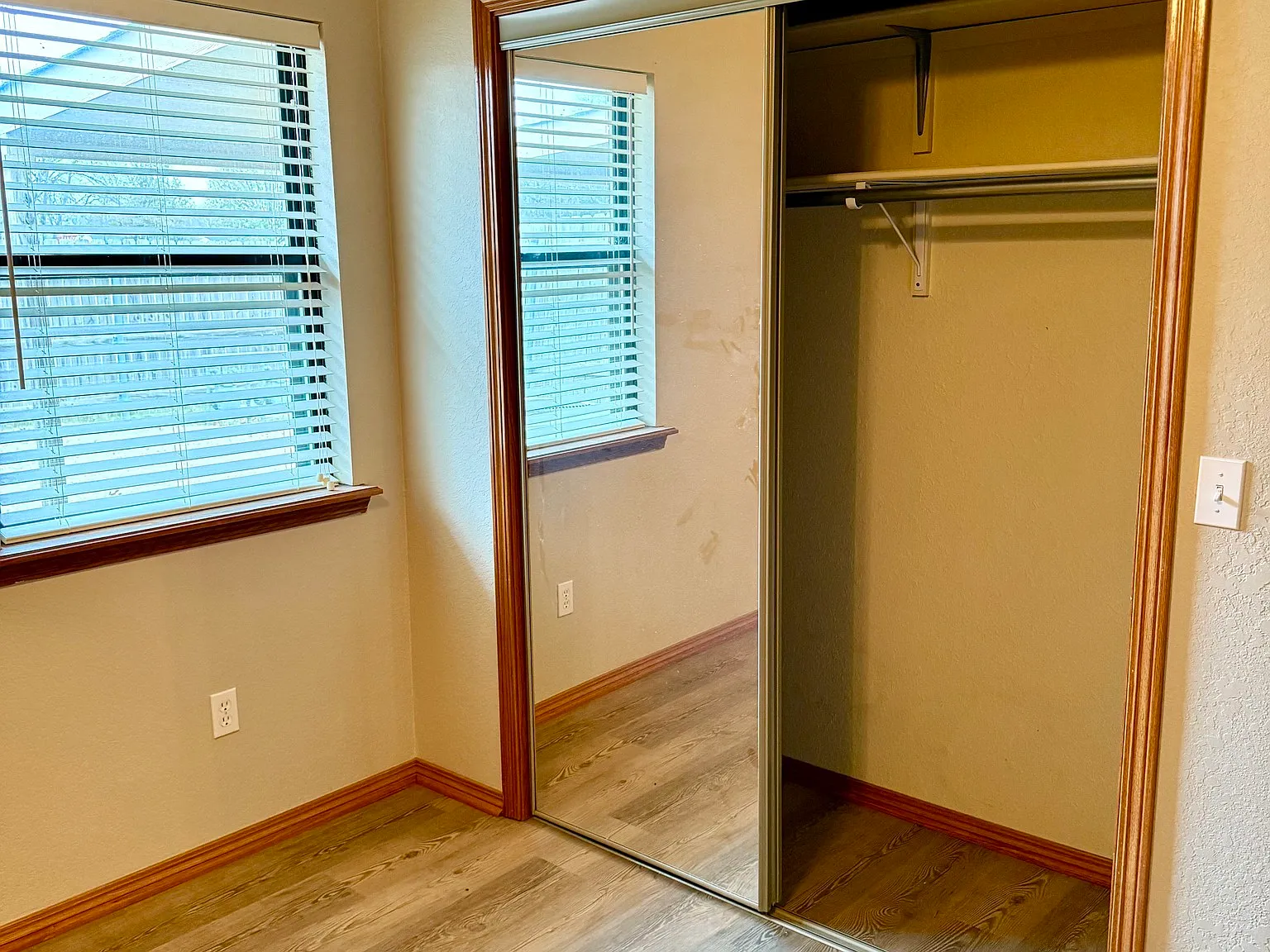 2204 Lakeview Drive - 1 — Photo 2