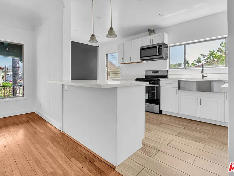 8300 Blackburn Ave — Photo 27