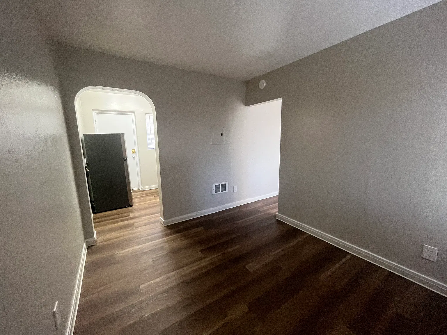 Updated & Modern 1 Bed / 1 Bath Apts 1 Block To UNN - Arcadian Flats — Photo 4