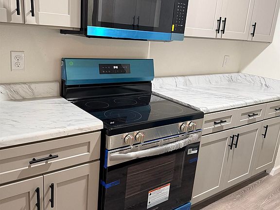 3rd image of 300 W Easy St