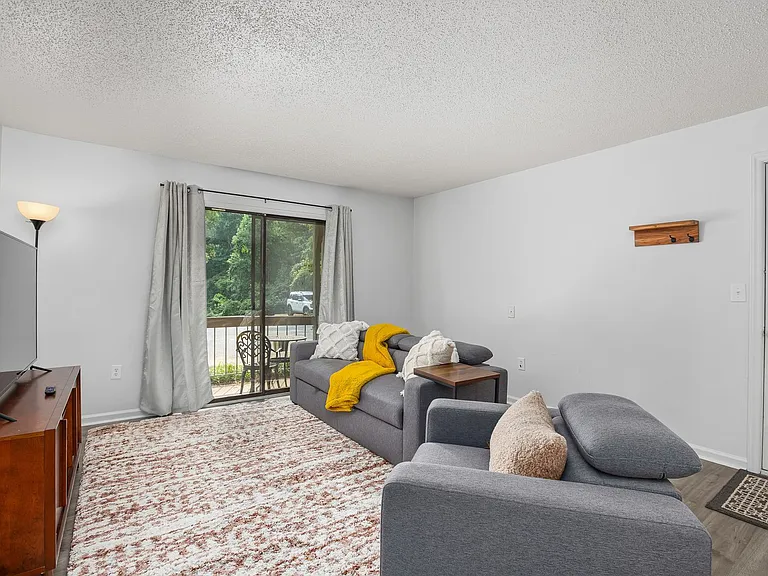 2260 Sunderland Rd #82W — Photo 3