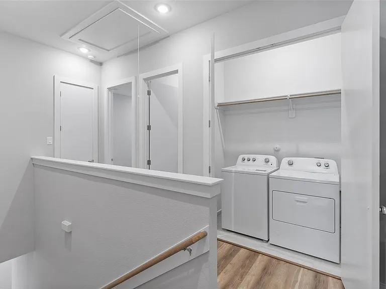 608 Thornton Oaks Ln — Photo 10