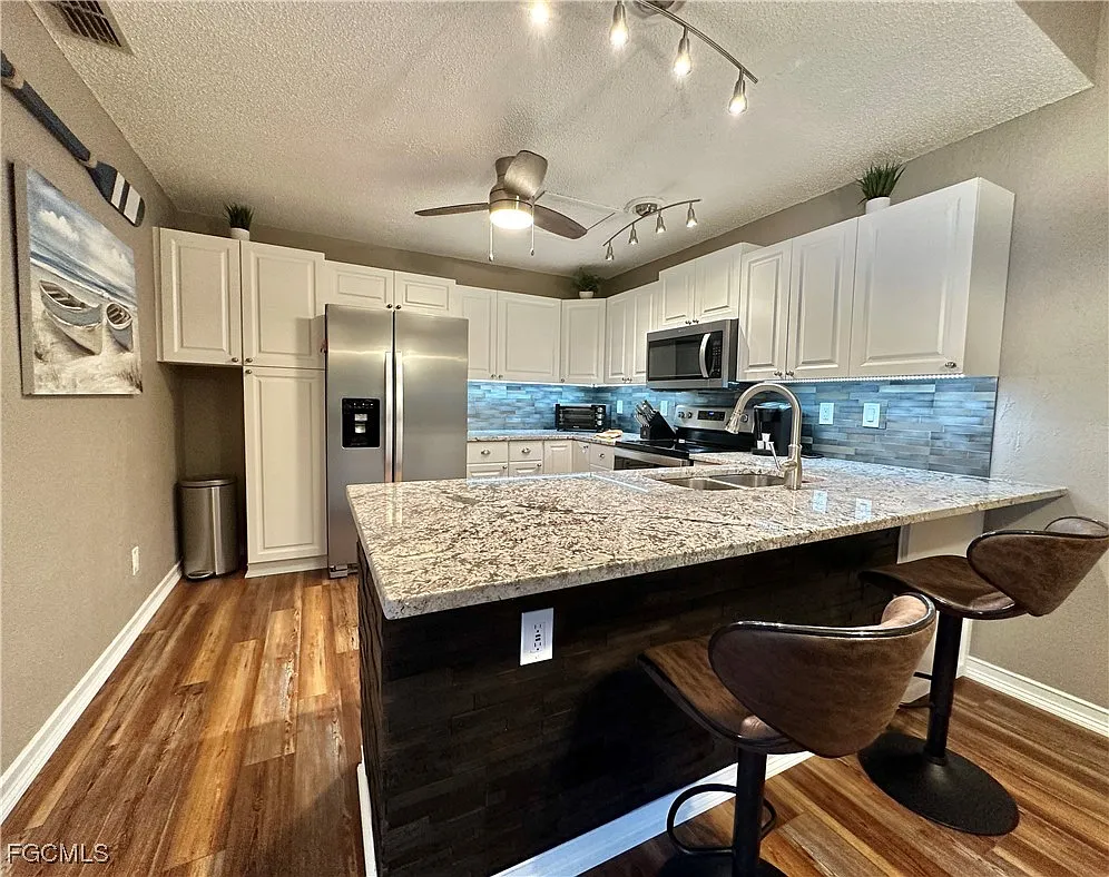 2 bed, 2.0 bath, 1021 sqft, $3,200 — Photo 4