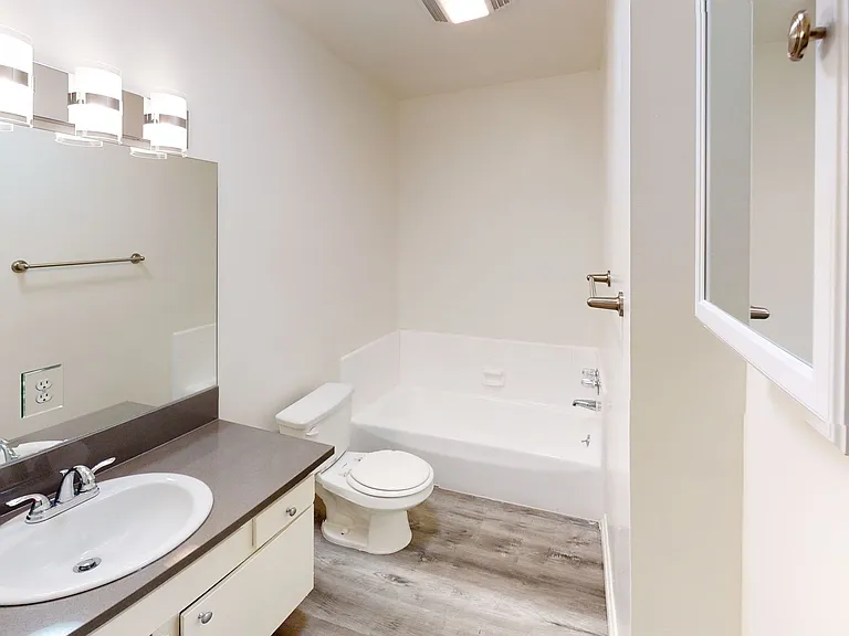 Hamel Granada Apartments..Gorgeous Apartment Available...CALL NOW! — Photo 14