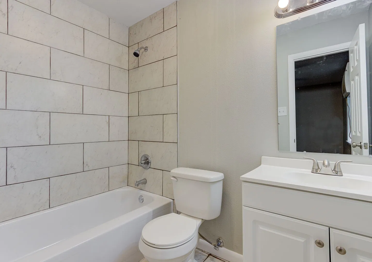 The Azalea: 1 & 2 Bedroom Apartments — Photo 3
