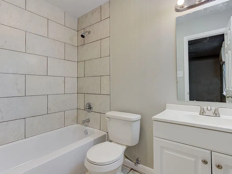 The Azalea: 1 & 2 Bedroom Apartments — Photo 3