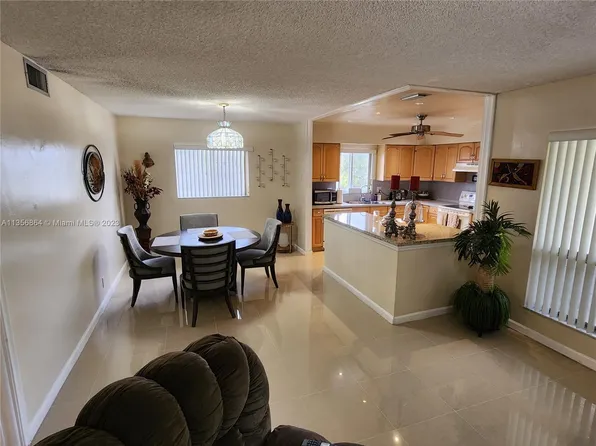 412 S Luna Ct APT 12, Hollywood, FL 33021
