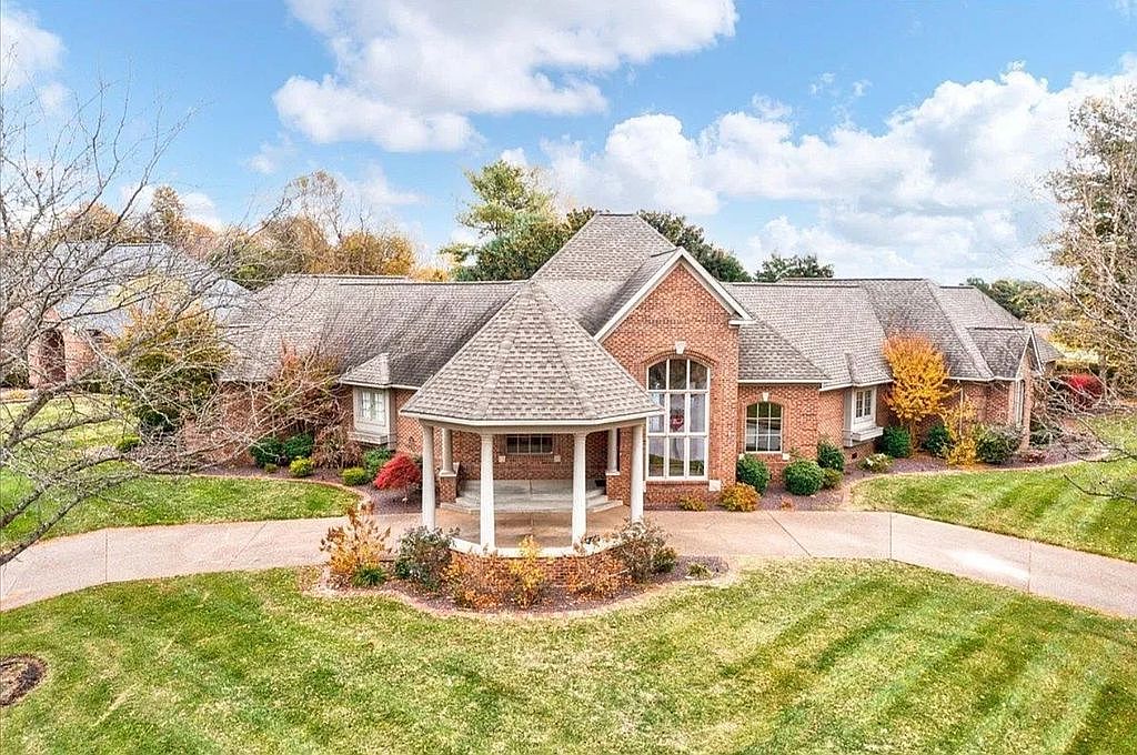 1044 N Forest Oak