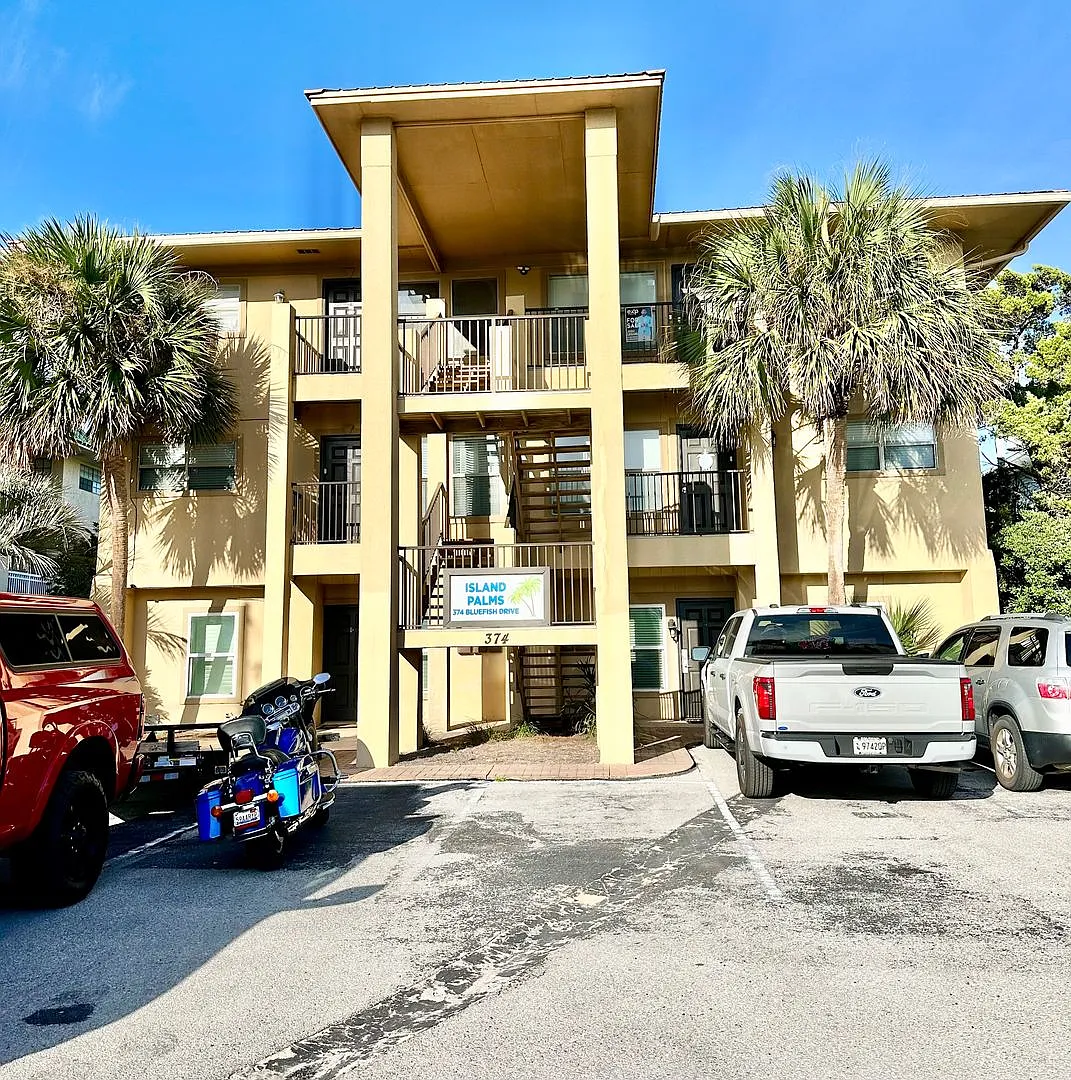 Furnished 2 bedroom condo 1 block from the beach w/ community pool! — Photo 1