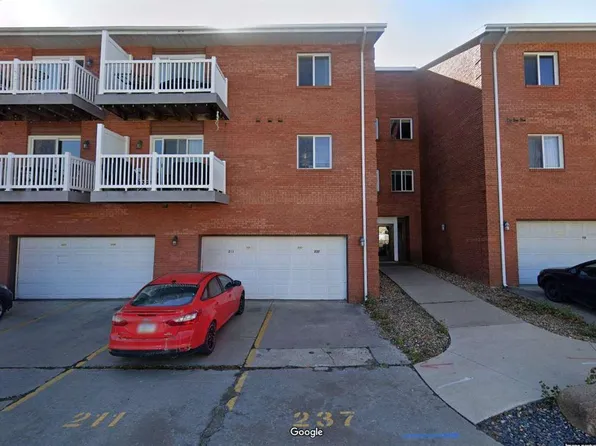 211 Woodside Dr, Iowa City, IA 52246