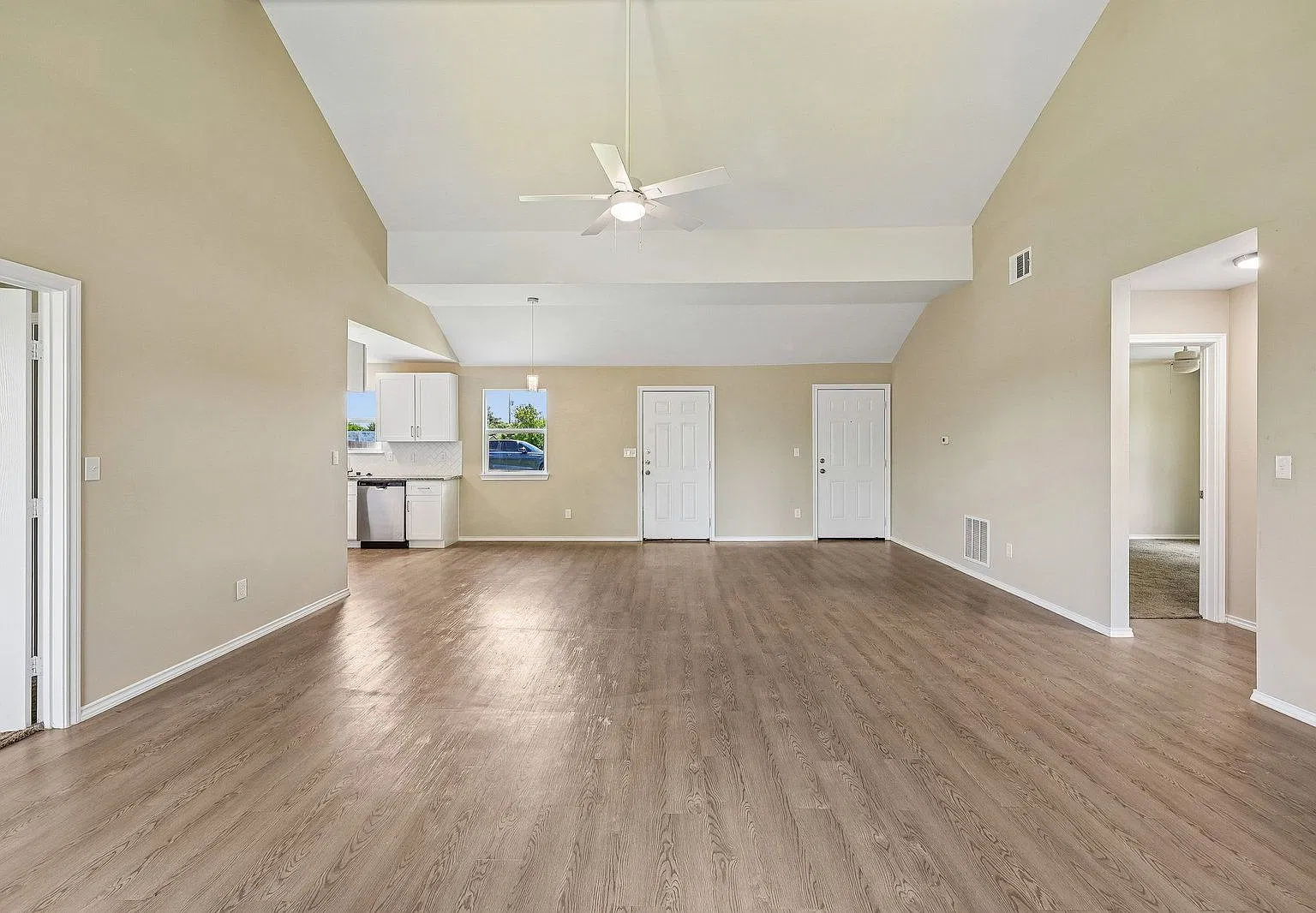 3 bed, 2.0 bath, 1400 sqft, $1,825 — Photo 3