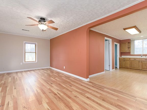 5th image of 127 S Stone Ave