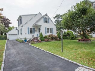 324 Oak Neck Rd, West Islip, NY 11795