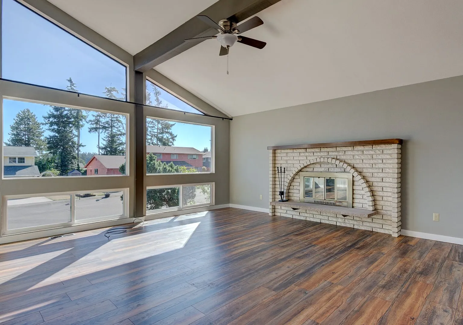3 Bed 2.5 Bath Home near High school! — Photo 2