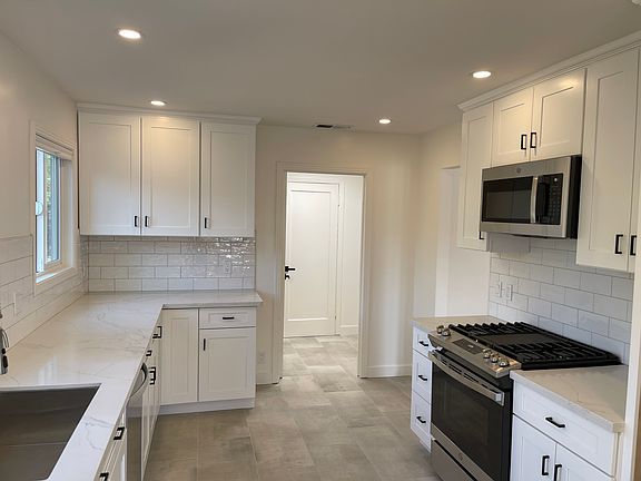 4th image of 16667 Oleander Ave