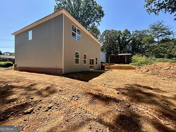 3rd image of 11 Meadowview Cir