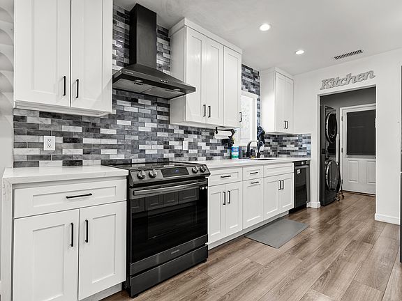 5th image of 12827 Sylvan St
