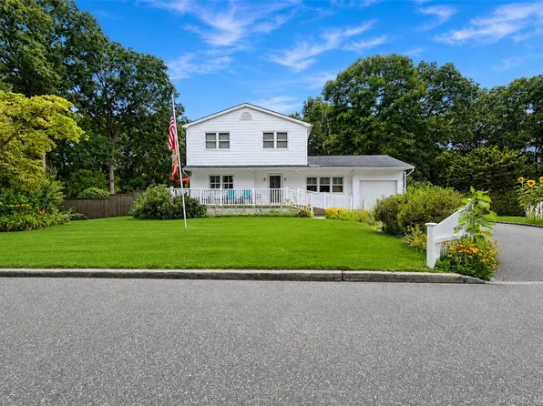 8 Virginia Drive, Medford, NY 11763