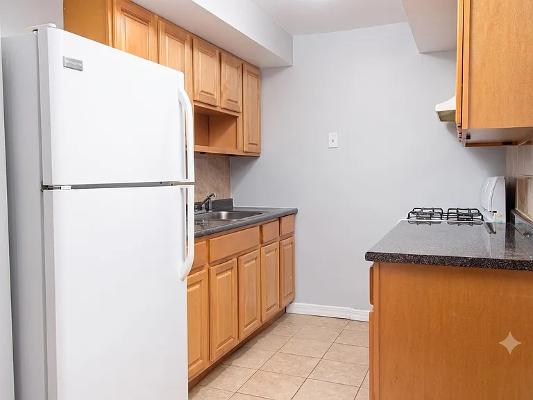 Majestic Court Apartments — Photo 3