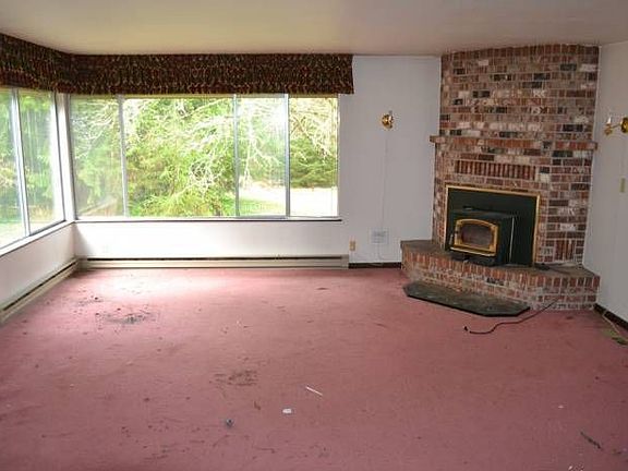 Living room w/ fireplace