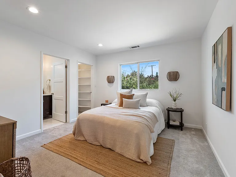 17453 Burbank Blvd — Photo 11