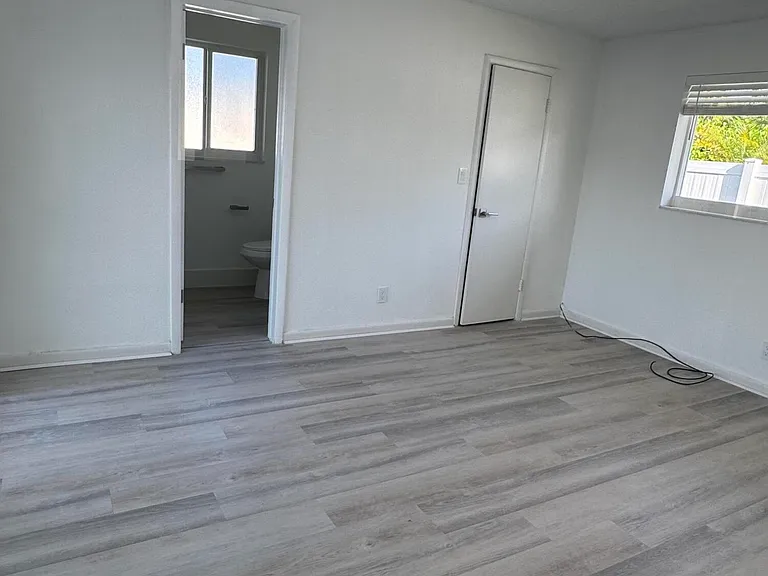 28 SW 9th Ave — Photo 9