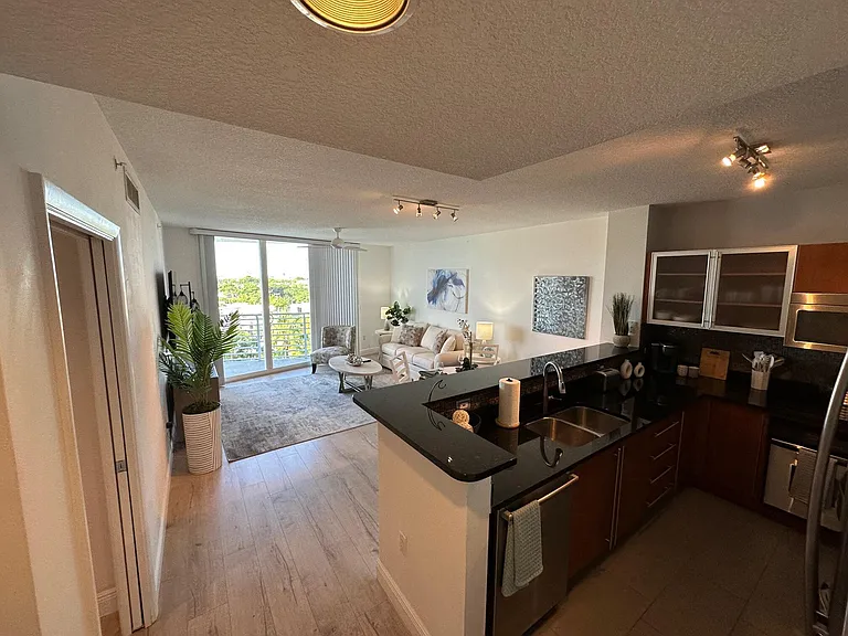 1551 N Flagler Dr #708 — Photo 7