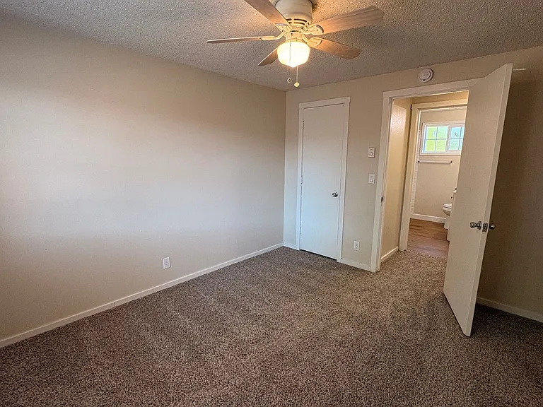 C2402 - Maple Court Apartments — Photo 33