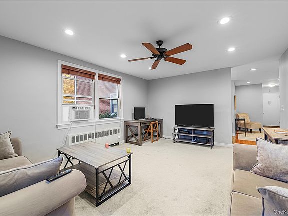 4th image of 13 Bryant Cres #1D