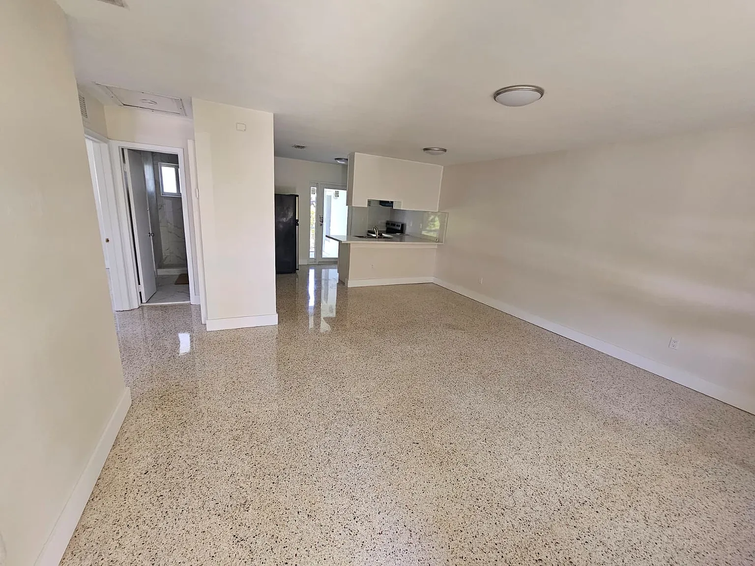 2 bed, 1050 sqft, $2,750 — Photo 2