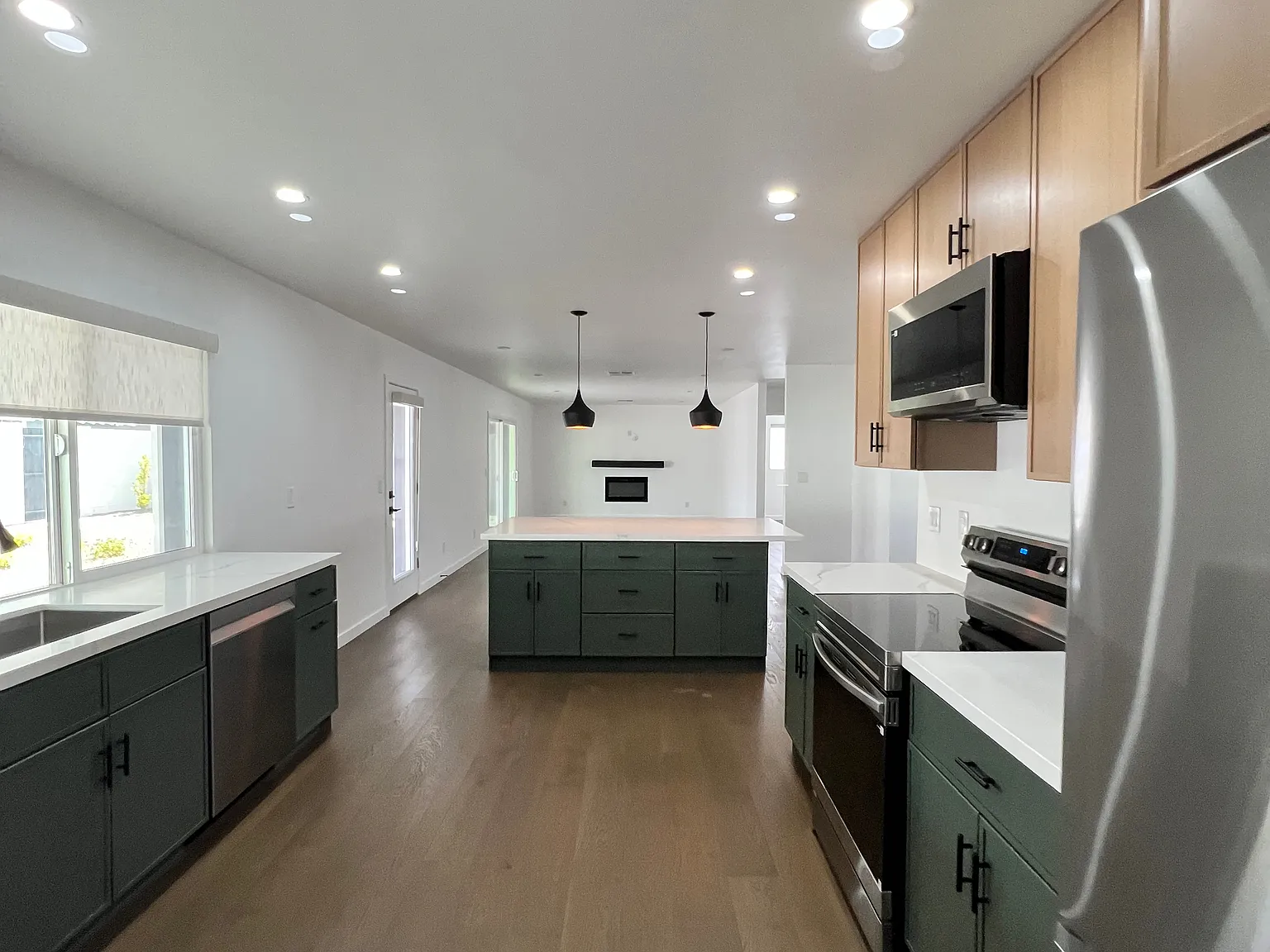 3 bed, 2.5 bath, 1597 sqft, $3,250 — Photo 2