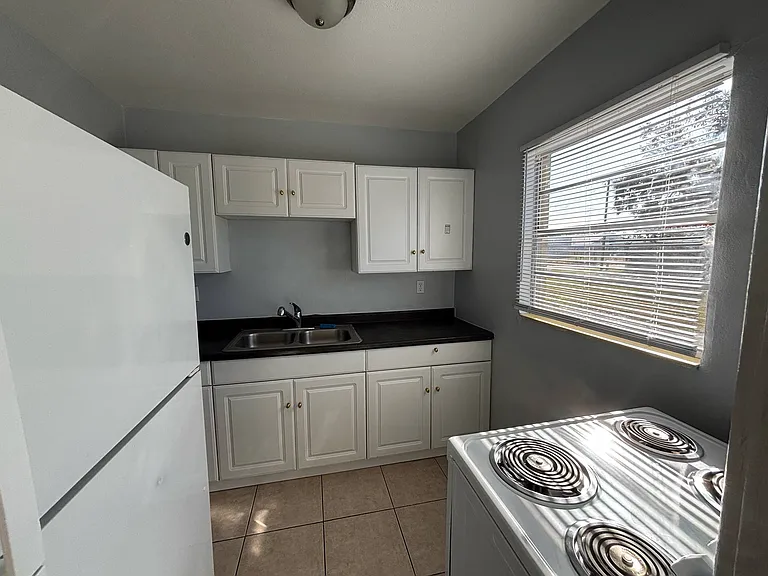 310 Farnol St SW #3 — Photo 6
