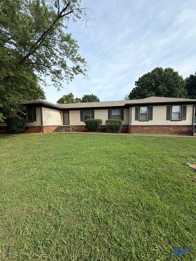3 bed, 2.0 bath, 1575 sqft, $1,995 — Photo 1