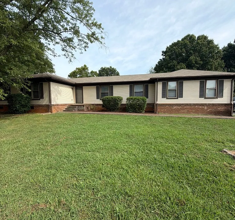 2606 Racquet Club Dr