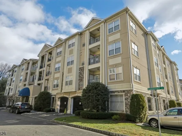 9203 Ravenscroft Rd, Clifton, NJ 07013