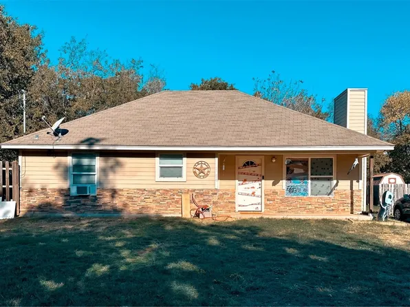 1004 Sanders St, Bowie, TX 76230