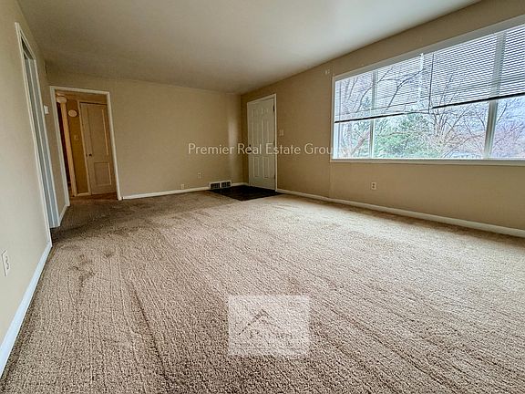 3rd image of 426 Glen View Ct