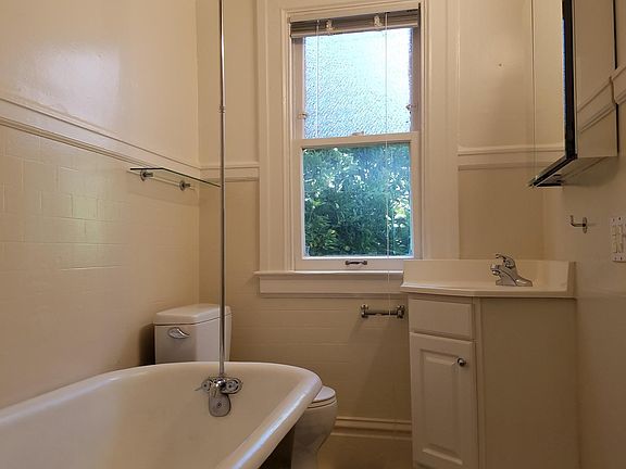 3rd image of 440A Guerrero St