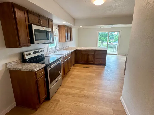 209 Independence Ave S, Clarks Grove, MN 56016
